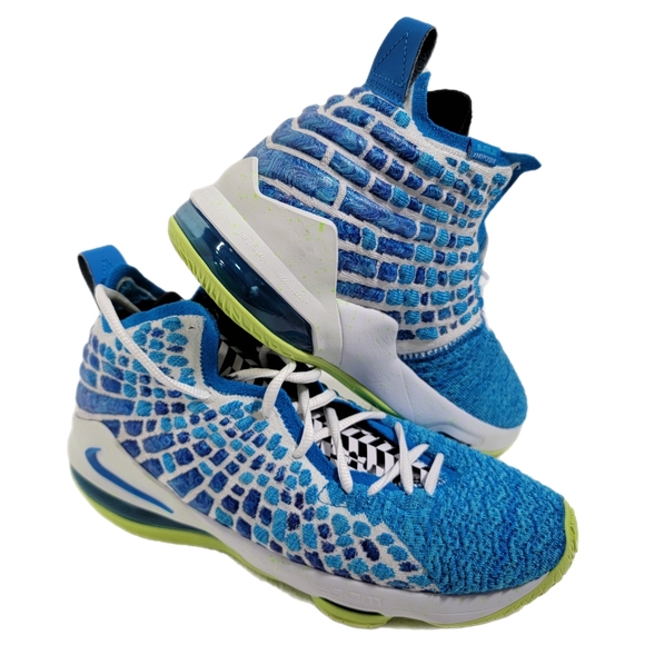 Boys basketball shoes Nike Lebron 17 Size 7Y